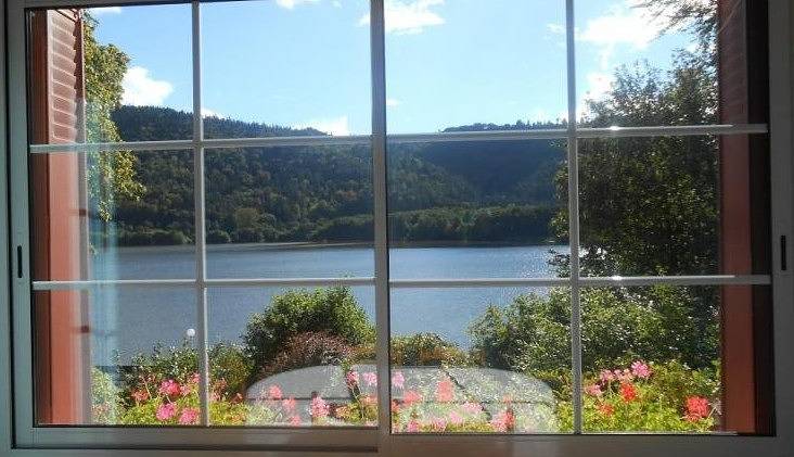 Villa L'Ensoleillee in Chambon-sur-Lac, Parque Natural Regional Volcans d'Auvergne