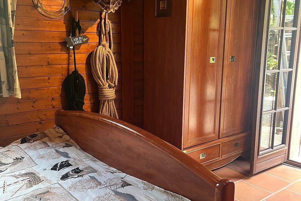 Entire apartment, Studio \"Domaine Saint Amour Océane\" with Lake View, Shared Pool and Wi-Fi in Trans-en-Provence, Draguignan region