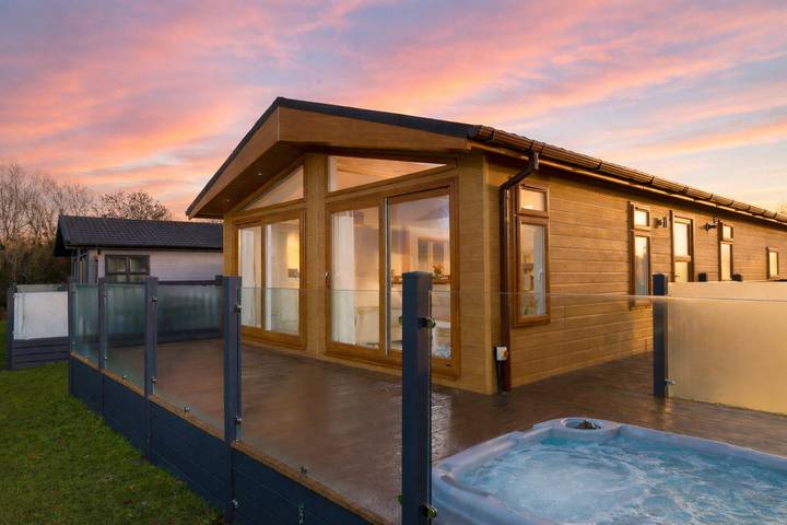Holiday rental for 4 people, with Balcony and Hot tub as well as Terrace and Pool in Cambridgeshire