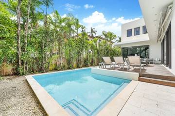 Vacation Rental for 9 Guests in North Bay Village, Florida, Picture 1