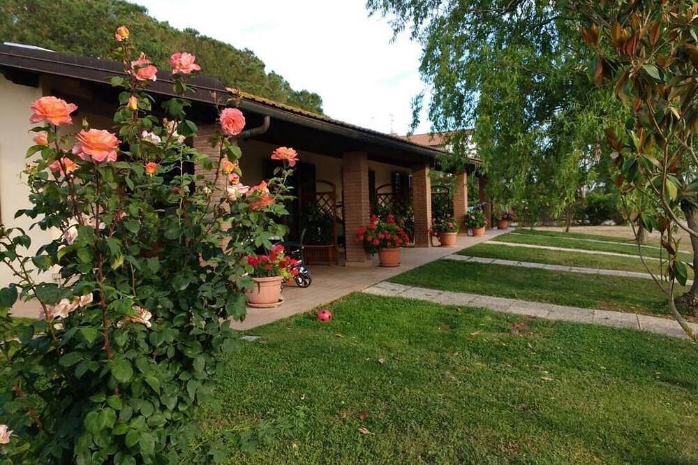Apartment in a farmhouse, located in a quiet setting in Grosseto, Provincia de Grosseto