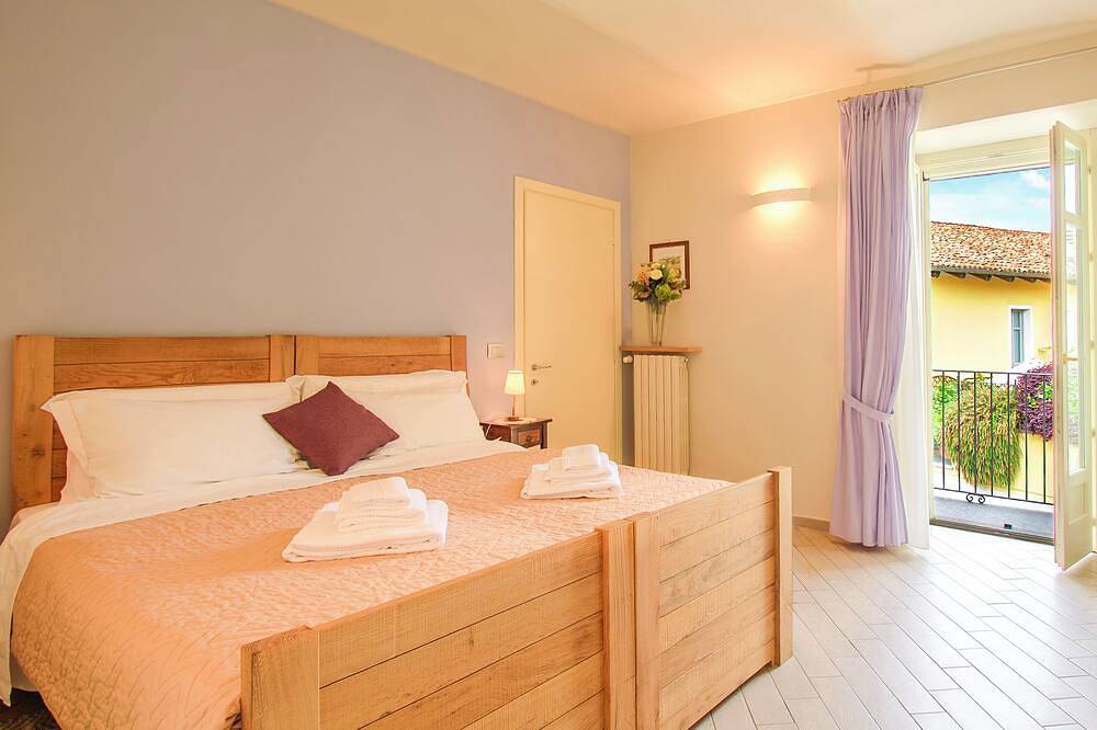 Ganze Wohnung, Apartment with balcony - La Rosa nel Borgo in La Morra, Langhe