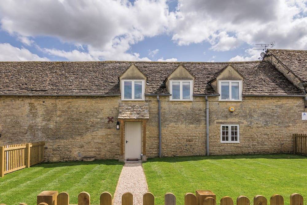 4 bedroom accommodation in Ampney Crucis, near Cirencester in Cirencester, Gloucestershire