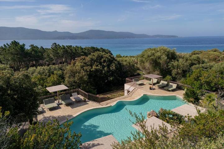 Location de vacances pour 6 personnes, avec vue ainsi que jardin et piscine dans Plage de Scodi-Neri - 4