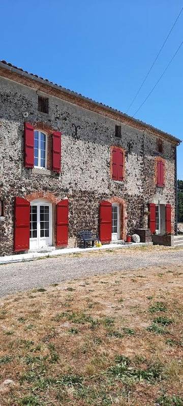 Gîte pour 2 personnes, avec vue ainsi que vue sur le lac et jardin à Mazères