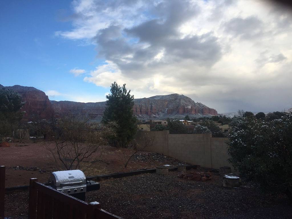 Erstaunliche Aussichten! 5 Sterne Bewertungen! Grundriss öffnen! Aktualisiertes Sedona Home! in Oak Creek, Oak Creek Canyon