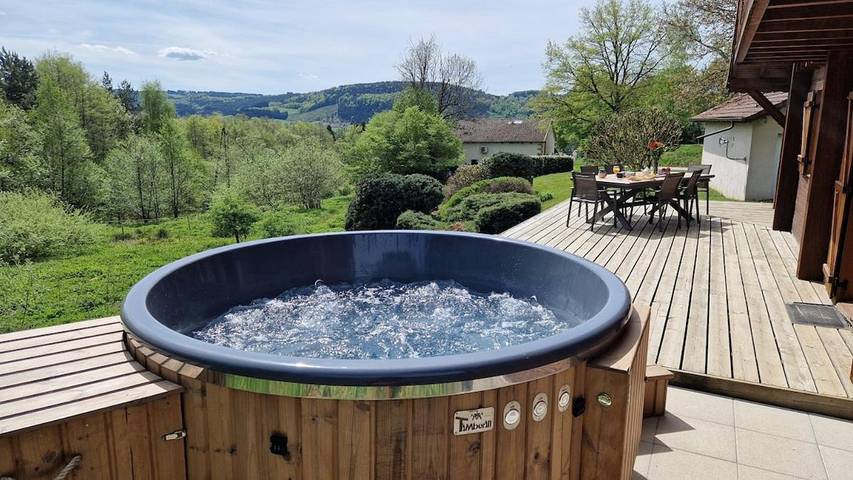 Chalet pour 8 personnes, avec Balcon et Jacuzzi ainsi que Terrasse et Jardin