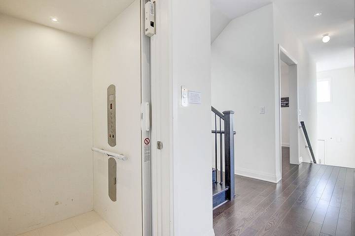 Villa for 14 people, with balcony in Canada