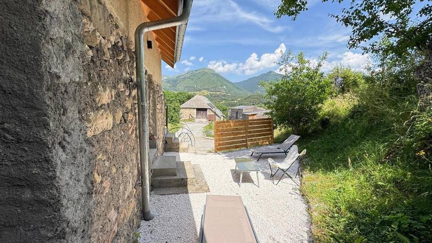 Gîte pour 6 personnes, avec Balcon et Terrasse ainsi que Jardin et Vue à Lus-la-Croix-Haute