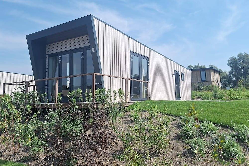 2-bedroom chalet with terrace in IJssel
