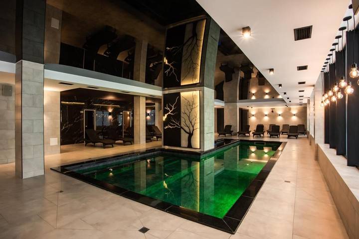 Hôtel pour 2 personnes, avec piscine et sauna ainsi que balcon et vue