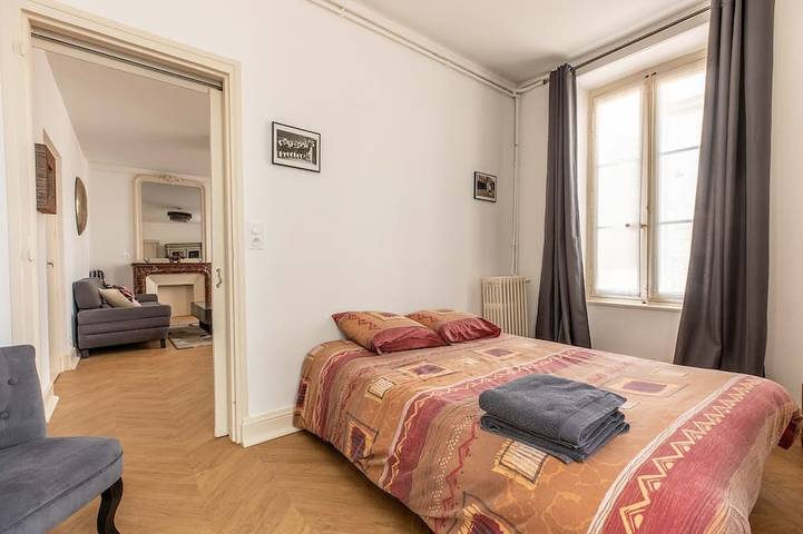 Gîte pour 8 personnes, avec piscine ainsi que jardin et terrasse, animaux acceptés à Charmeil - 2