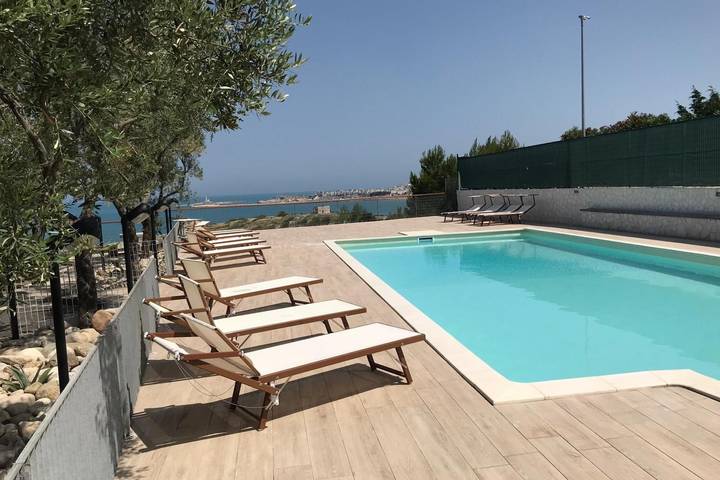 Gîte pour 4 personnes, avec terrasse et piscine, adapté aux familles à Vieste - 2