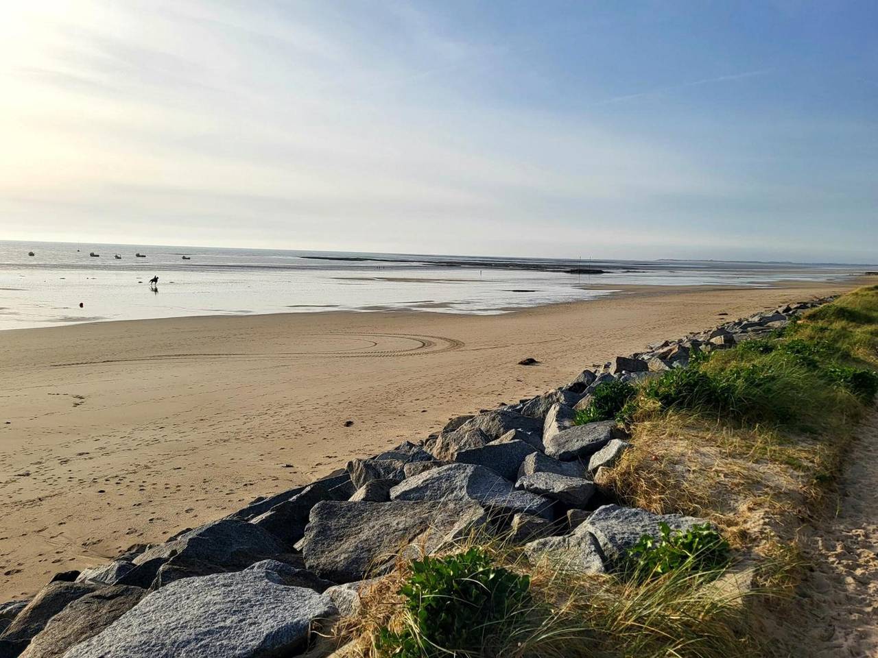 Holiday Home 'Maison De Plage Le Cocon Pirouais' with Private Terrace, Private Garden and Wi-Fi in Pirou, Coutances