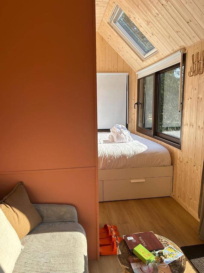 Gîte pour 3 personnes, avec vue sur le lac ainsi que jardin et vue, animaux acceptés à Étival-lès-le-Mans