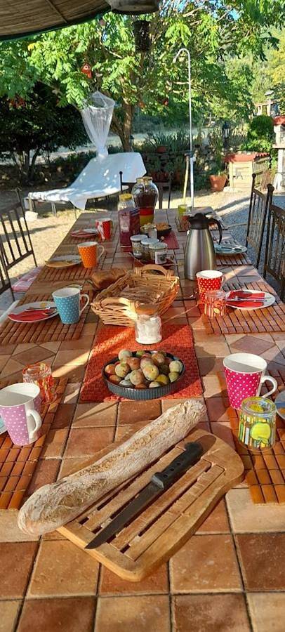 Chambre d’hôte pour 2 personnes, avec terrasse et vue ainsi que piscine et jardin à Courry - 3