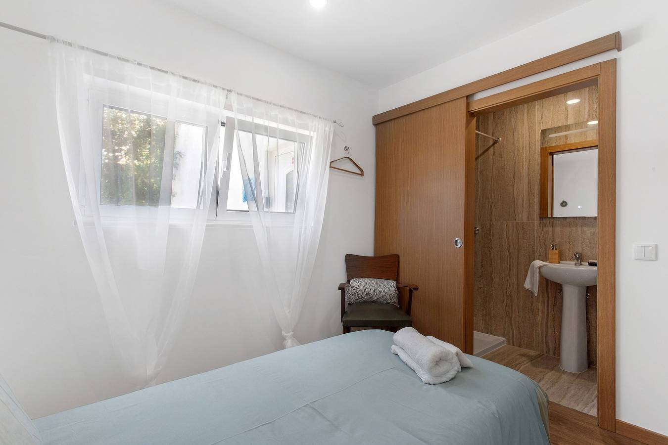 Zimmer 'Santo Carlo Acutis' mit Gemeinschaftsterrasse, Gemeinschaftsgarten und Wi-Fi in Fátima, Santarém Distrikt