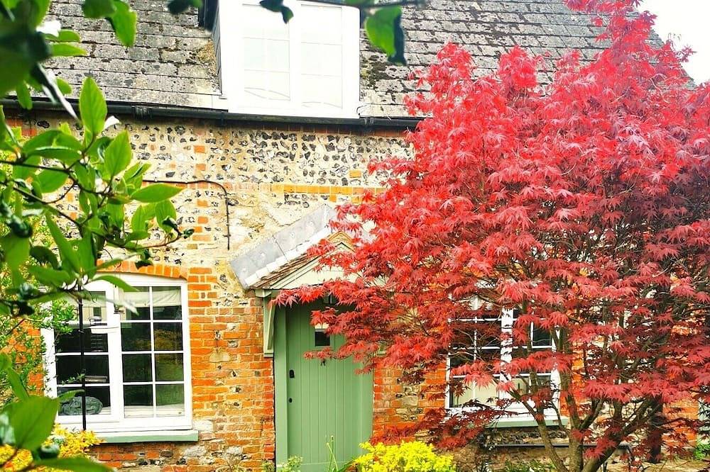 Beautiful, traditional rural cottage in Wiltshire