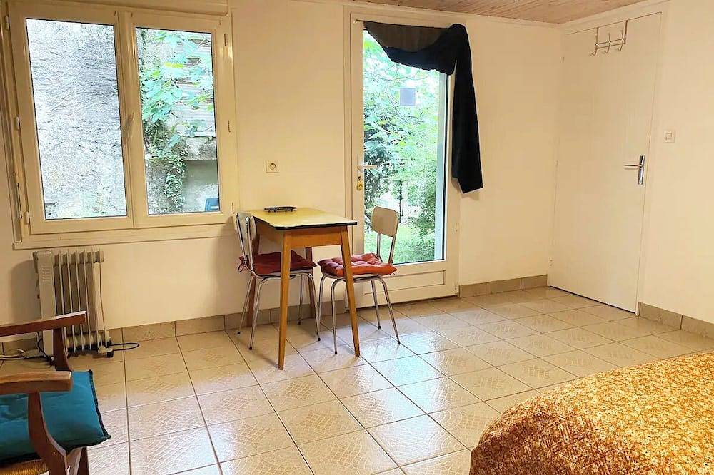 Entire apartment, Fully furnished studio with a private garden, close to shops and the Tgv station in Redon, Redon region