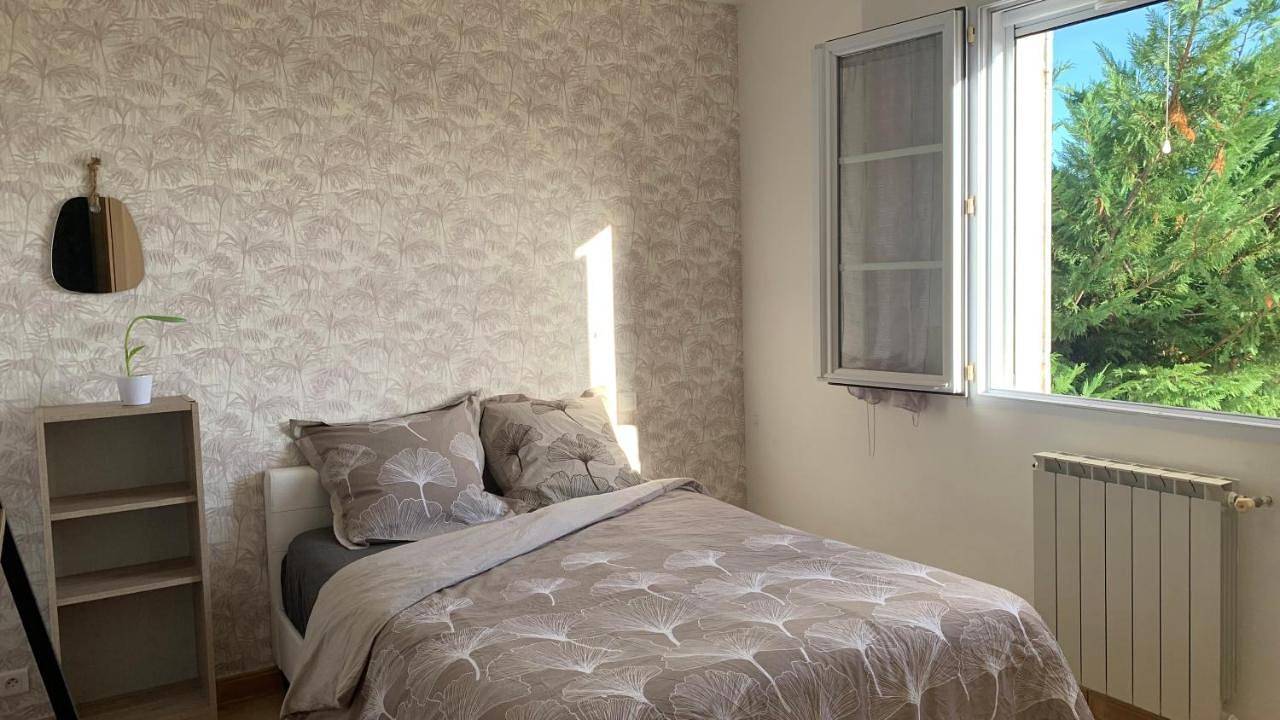 Appartement de vacances entier, Chambre et salon 4 personnes, salle de bains et Wc privés -sans cuisine- dans maison provençale chez l'habitant in Château-Arnoux-Saint-Auban, Région de Forcalquier