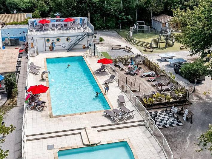 Camping pour 4 personnes, avec Bassin pour enfant et Piscine