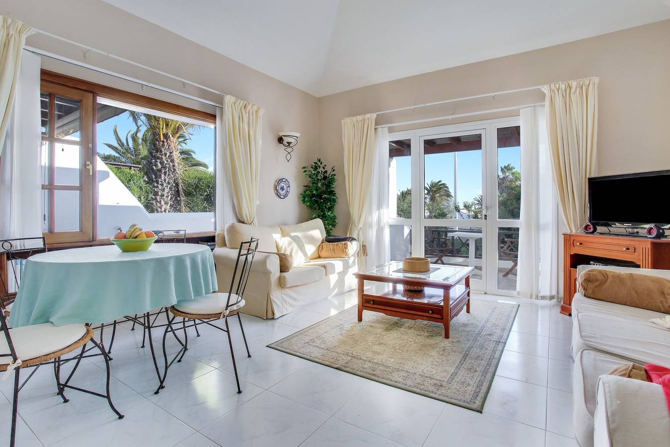 Elégante villa "Isa" avec vue sur l'océan, vastes patios et jardin avec palmiers in Playa Blanca, Yaiza