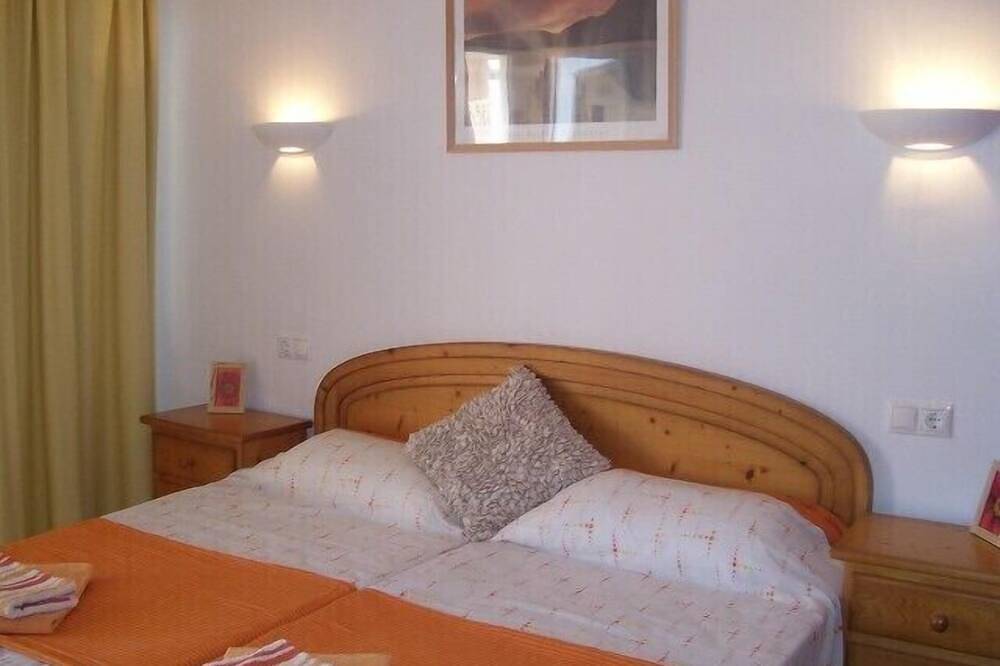 Entire apartment, Apartment Lili Cala Bona-Pool-Private Sunbeds-nr Beach-direct airport bus-A/C in Cala Bona, Son Servera