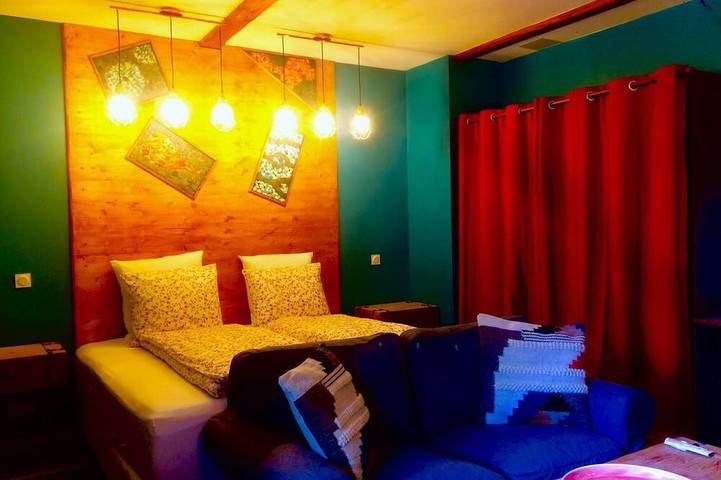 Gîte pour 2 personnes, avec piscine ainsi que terrasse et jardin à Saint-Étienne-de-Boulogne