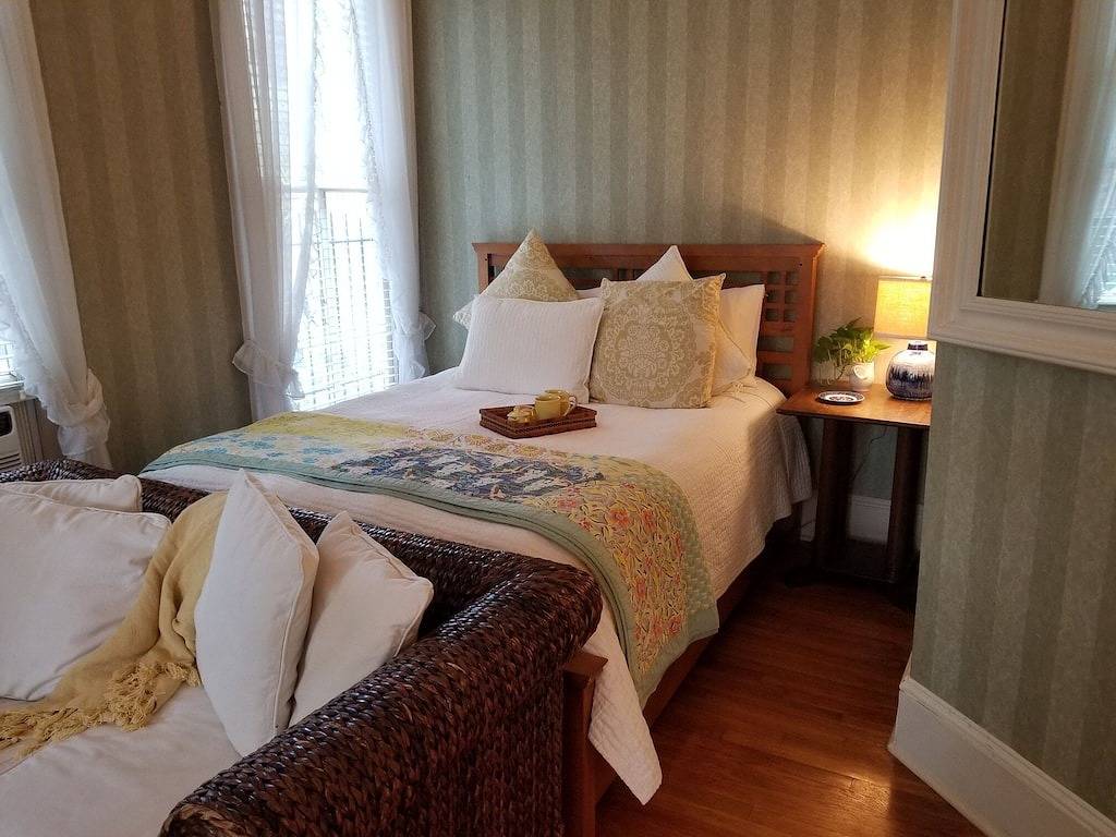 Private Garden, Jacuzzi Tub, Fireplace, In-Cottage Breakfast & Walking Distance to Soma Are Just the Beginning! in Little Rock, Arkansas