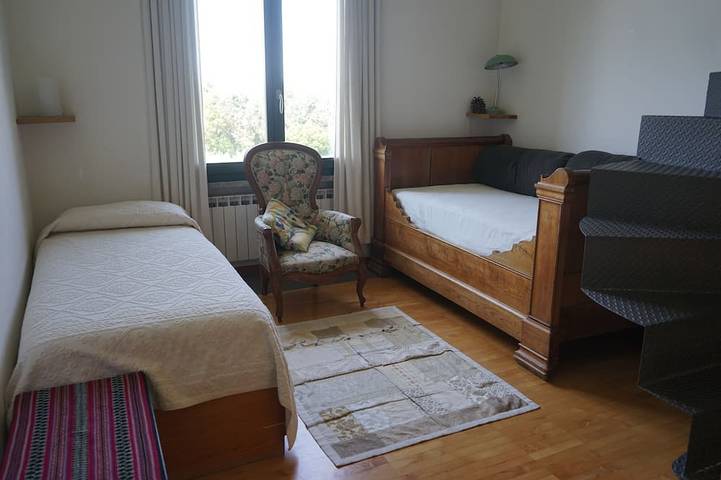 Villa con vetrata di fronte alla collina e il boschetto di bambù in Sacrofano, Provincia di Roma