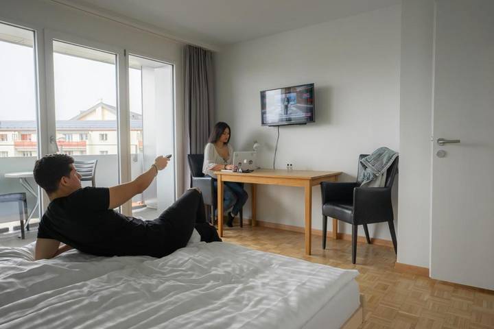 Auberge pour 2 personnes, avec Balcon et Terrasse ainsi que Jardin et Vue à Nyon