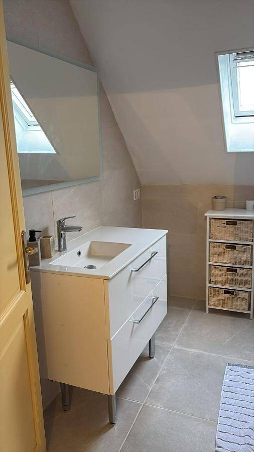 Double Room with Private Bathroom in Élancourt, Yvelines