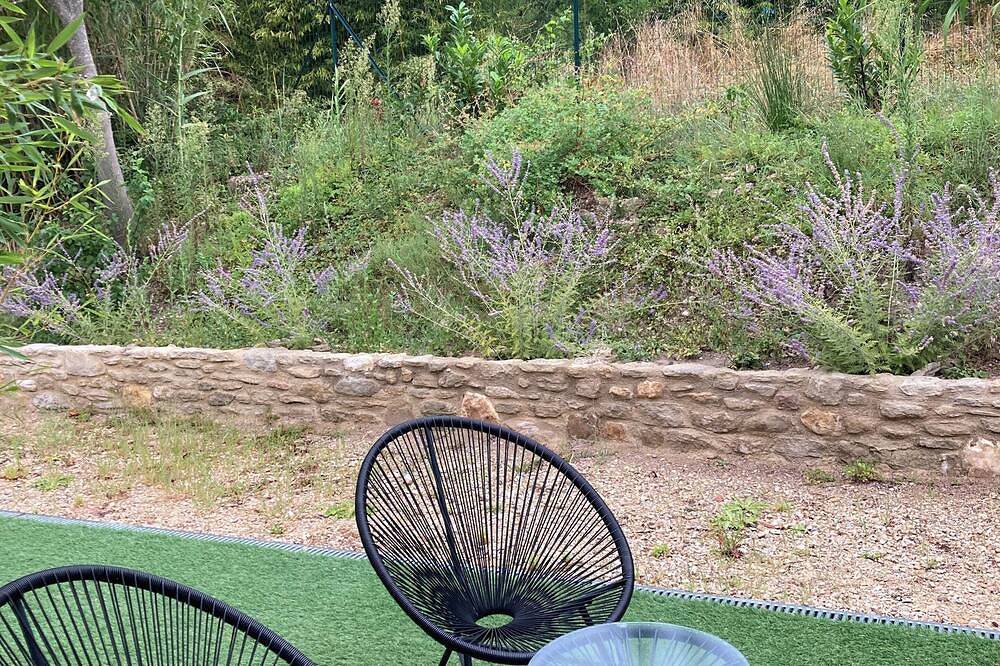 Chambre avec salle de bain, toilettes et terrasse à 200m du Golf de Saumane in Saumane-de-Vaucluse, Vaucluse