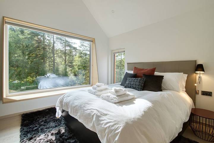 An Caisteal chalet sleeps up to 8 guests  in 4 bedrooms with loch, mountain and waterfall view. in Stirling und Umgebung