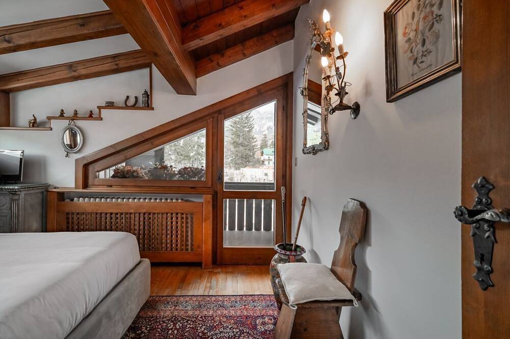 Apartamento entero, Guesthost - Charming 45 sqm apartment, with fine wooden finishes and mountain view, ideal for two guests, located on the 4th floor of a characteristic building. The property is located in the heart of Cortina, along the famous Corso Italia, a 7-minute wa in Cortina d'Ampezzo y alrededores, Dolomiti Superski