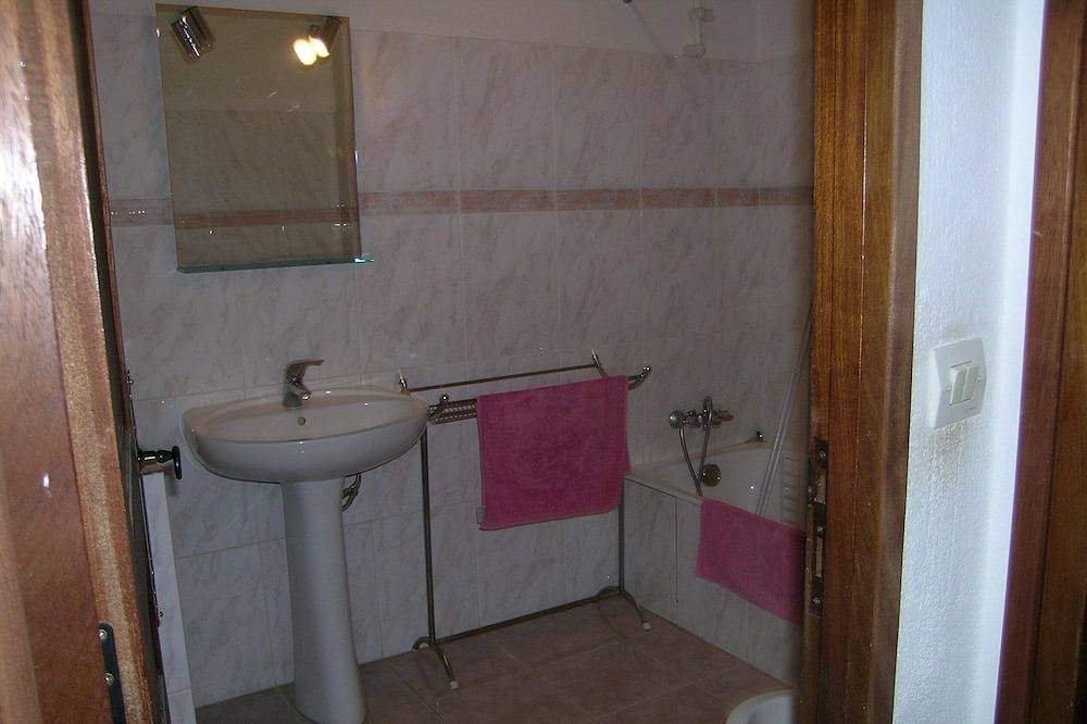 Entire apartment, Spend exceptional holidays in a protected village , by the sea in Osani, Parc naturel régional de Corse