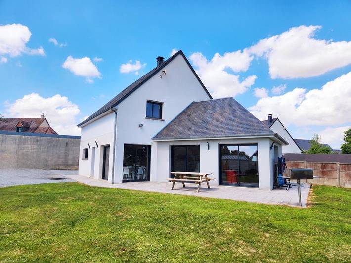 Location de vacances pour 8 personnes, avec terrasse et jardin à Moyon