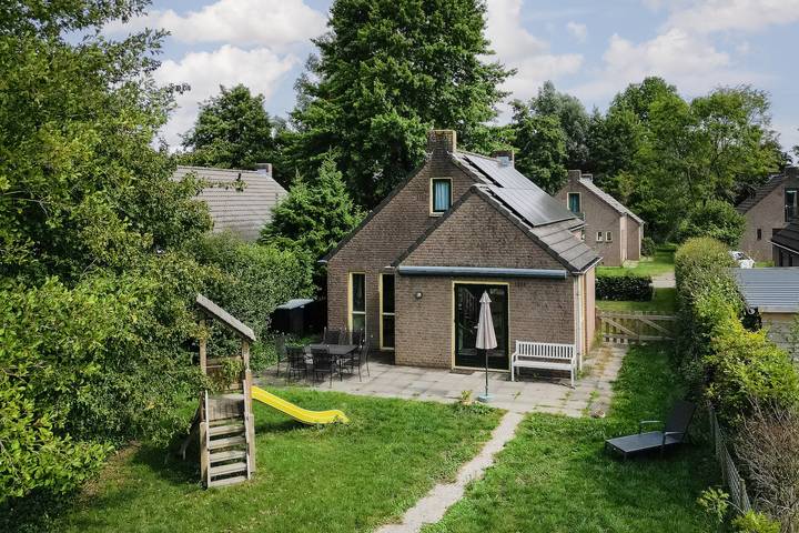 Vakantiepark voor 6 personen, with Balkon/Terras and Terras as well as Tuin and Zwembad in Rhenen