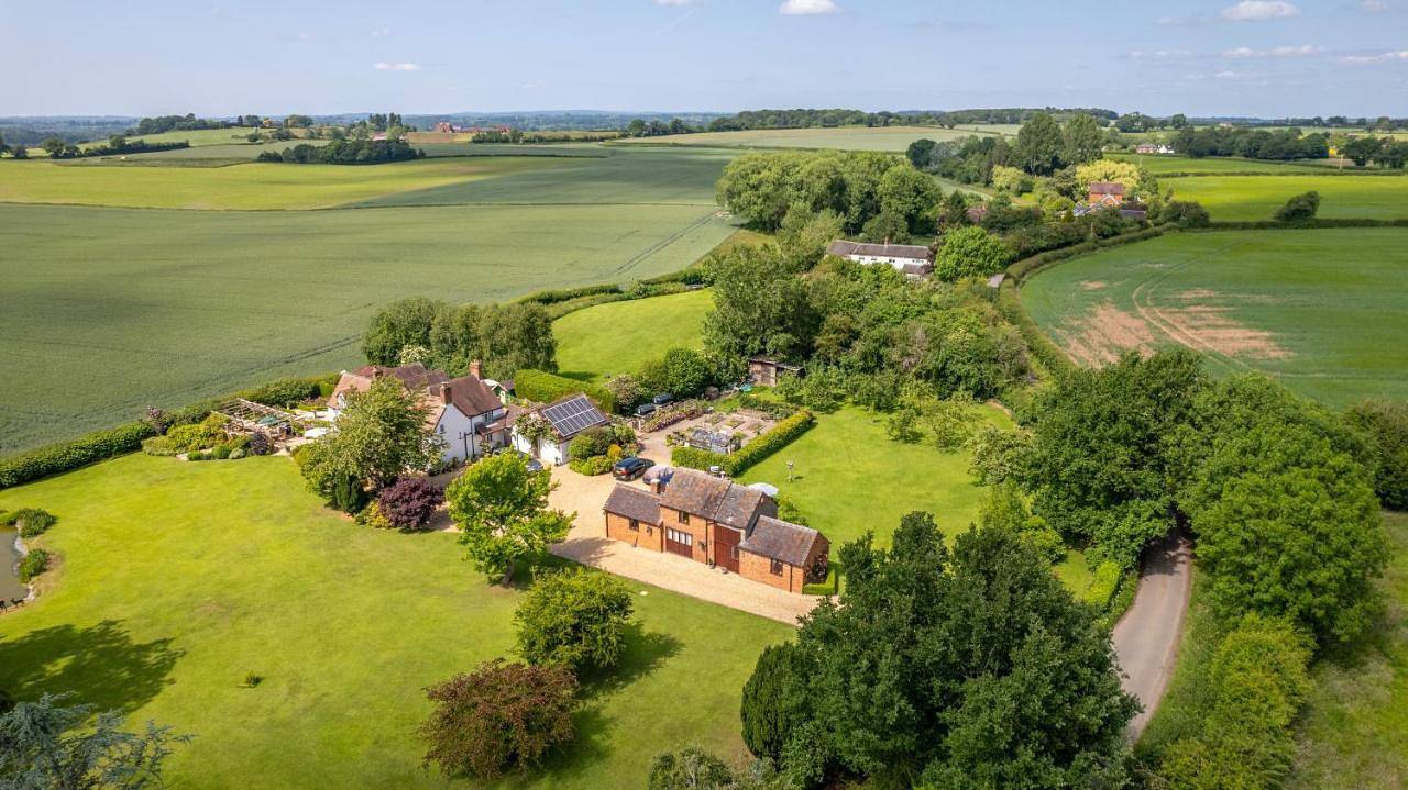 The Owl House with swimming pool and private hot tub in Stafford, Staffordshire