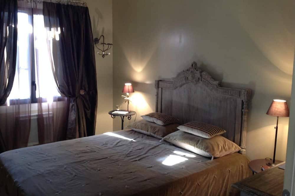 Chez elles en Provence Au temps des Cerises in Nans-les-Pins, Brignoles region