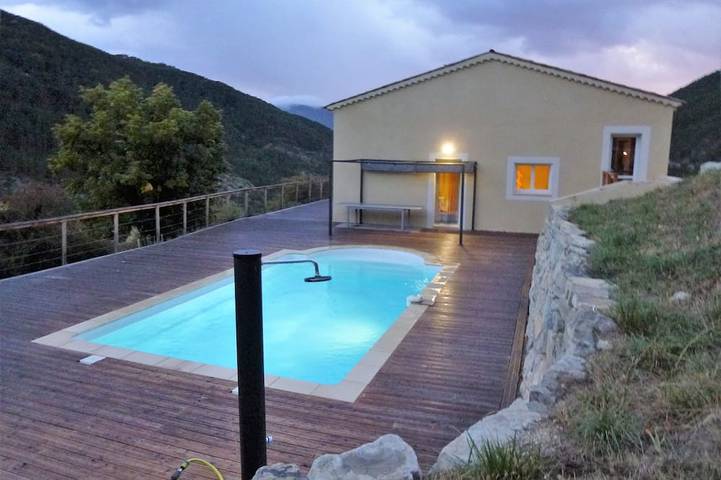Gîte pour 10 personnes, avec jardin ainsi que jacuzzi et terrasse à Montauban-sur-l'Ouvèze