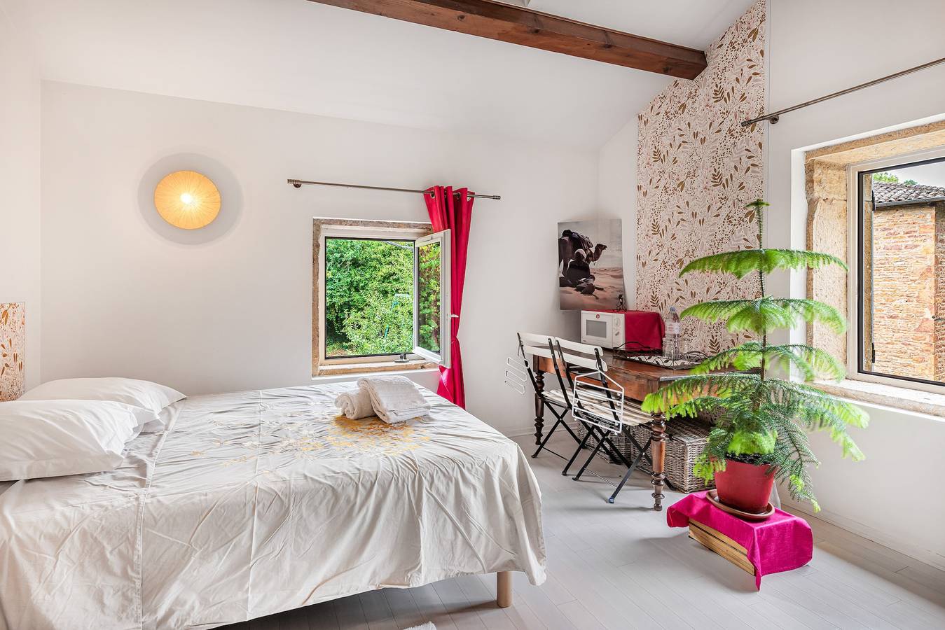 Chambre d’hôtes dans le Beaujolais avec terrasse et jardin partagés. Wi-Fi et parking gratuits in Saint-Julien (Rhône), Beaujolais