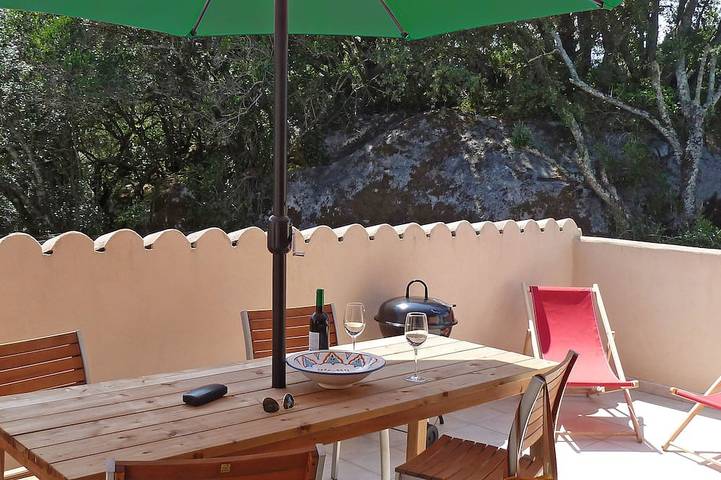 Gîte pour 4 personnes, avec terrasse ainsi que jardin et jacuzzi à Porto-Vecchio