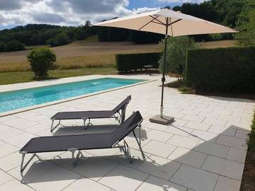 Gîte pour 6 personnes, avec piscine et vue ainsi que terrasse et jardin à Limeuil