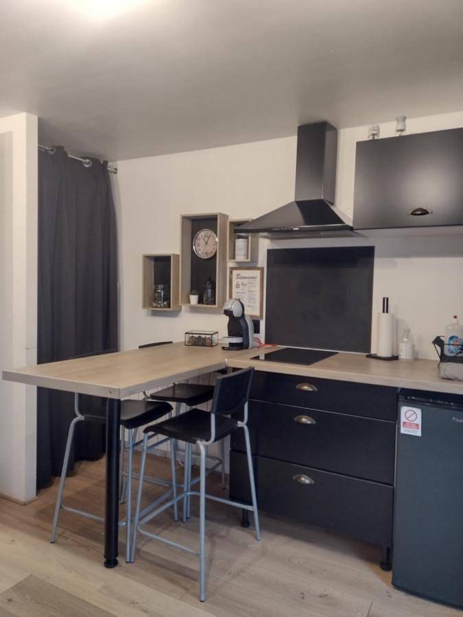 Gîte pour 2 personnes, avec piscine ainsi que jardin et vue à Saint-Jean-de-la-Motte - 3