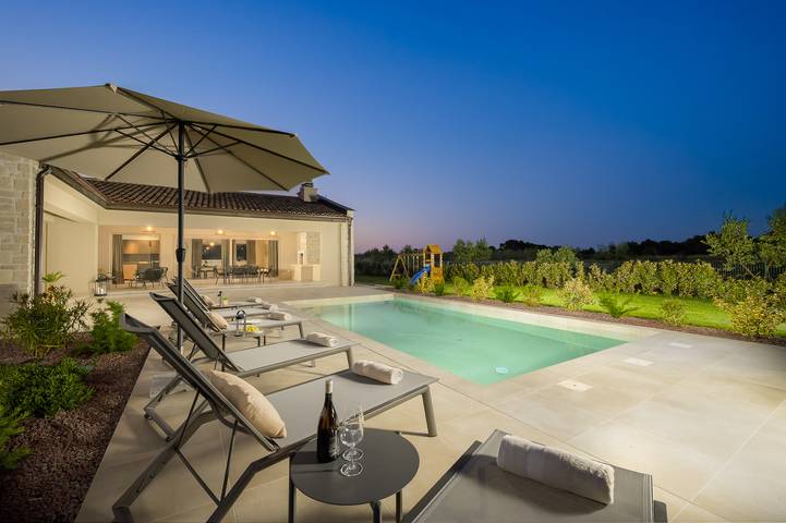 Villa pour 8 personnes, avec Terrasse ainsi que Jardin et Piscine à Loborika - 2