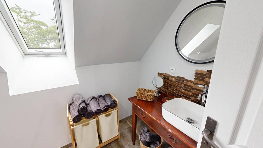 Location de vacances pour 10 personnes, avec jardin ainsi que vue et piscine à Joué-en-Charnie - 4