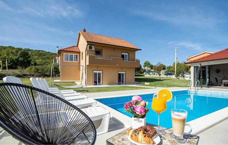 Ferienhaus für 8 Personen, mit Pool und Terrasse