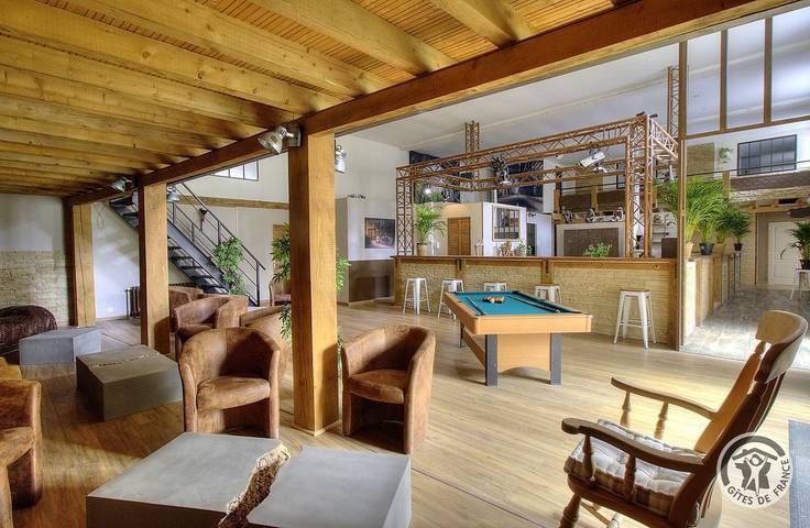 Gîte pour 15 personnes, avec Terrasse ainsi que Jardin et Vue dans Chénelette