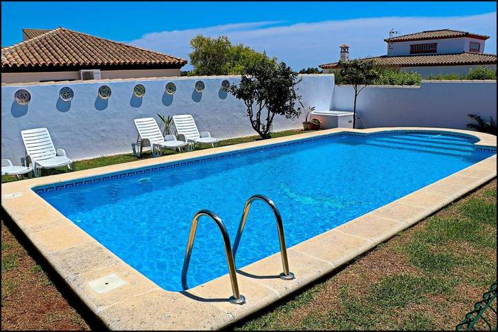 Bungalow para 4 personas, con Terraza además de Jardín y Piscina en Fuente del Gallo